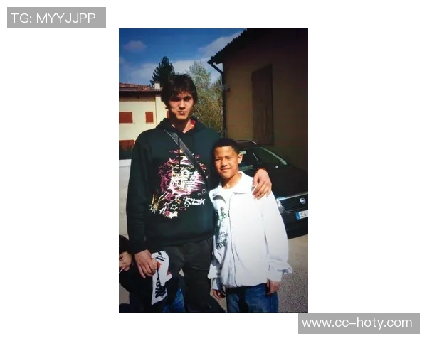 布克赛后与模仿者中国布克亲密合影赠送签名球衣展现友谊与支持